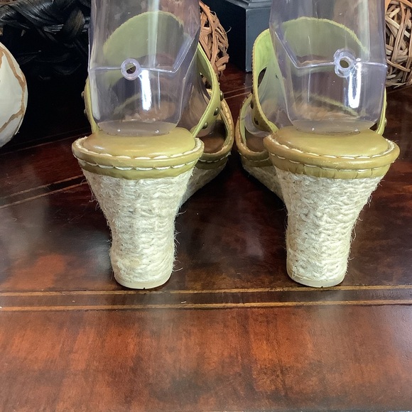 NUTURE SAGE GREEN LEATHER WEDGE HEEL SANDALS SIZE 9.5 - Picture 4 of 6